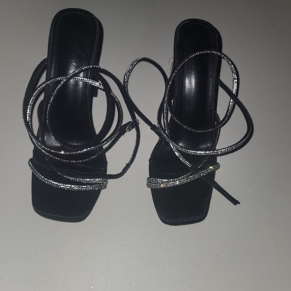‼️MAKE AN OFFER‼️Chic Black and Silver Strappy Heels Size 10‼️MAKE AN OFFER‼️